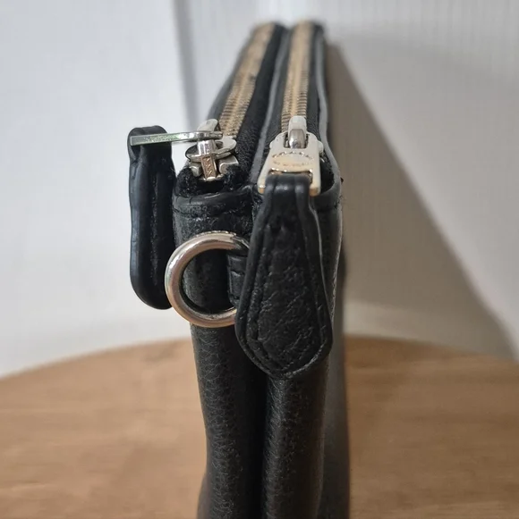 Coach New York Black Leather Wallet / Wristlet With Gold Toned Hardware - Picture 5 of 12